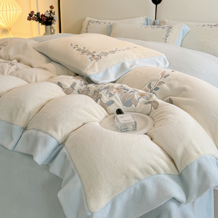 91家纺网 家纺一手货源 找家纺 KA家纺 2025新款冬刺绣款宽边拼角牛奶绒四件套-沐言系列 沐言白+蓝