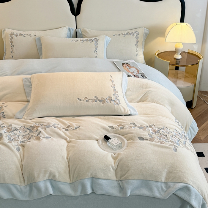 91家纺网 家纺一手货源 找家纺 KA家纺 2025新款冬刺绣款宽边拼角牛奶绒四件套-沐言系列 沐言白+蓝