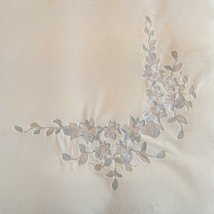 91家纺网 家纺一手货源 找家纺 KA家纺 2025新款冬刺绣款宽边拼角牛奶绒四件套-沐言系列 沐言白+蓝