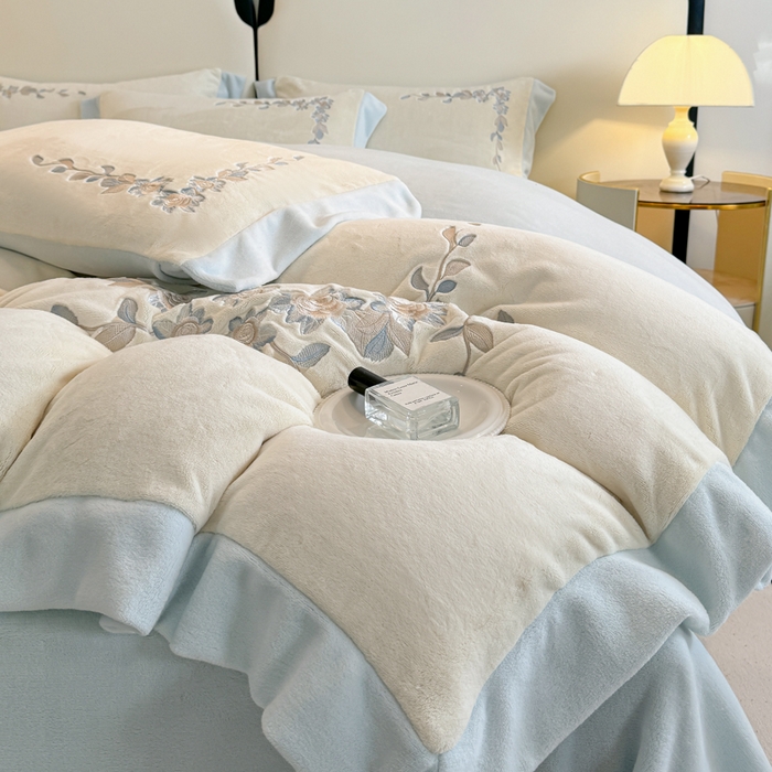 91家纺网 家纺一手货源 找家纺 KA家纺 2025新款冬刺绣款宽边拼角牛奶绒四件套-沐言系列 沐言白+蓝