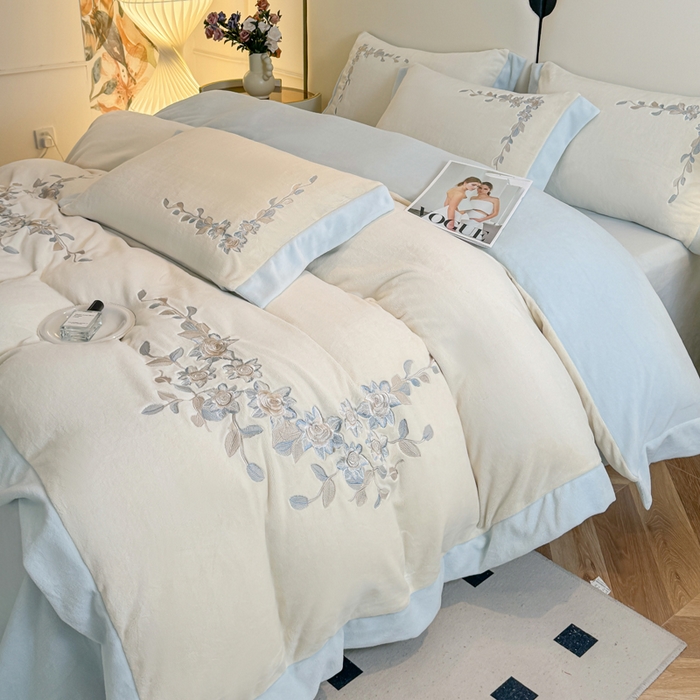 91家纺网 家纺一手货源 找家纺 KA家纺 2025新款冬刺绣款宽边拼角牛奶绒四件套-沐言系列 沐言白+蓝