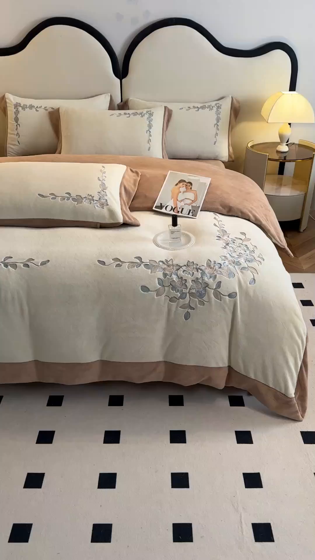 91家纺网 家纺一手货源 找家纺 KA家纺 2025新款冬刺绣款宽边拼角牛奶绒四件套-沐言系列 沐言白+卡其