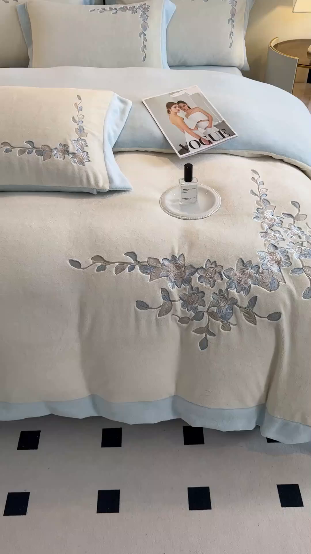 91家纺网 家纺一手货源 找家纺 KA家纺 2025新款冬刺绣款宽边拼角牛奶绒四件套-沐言系列 沐言白+蓝