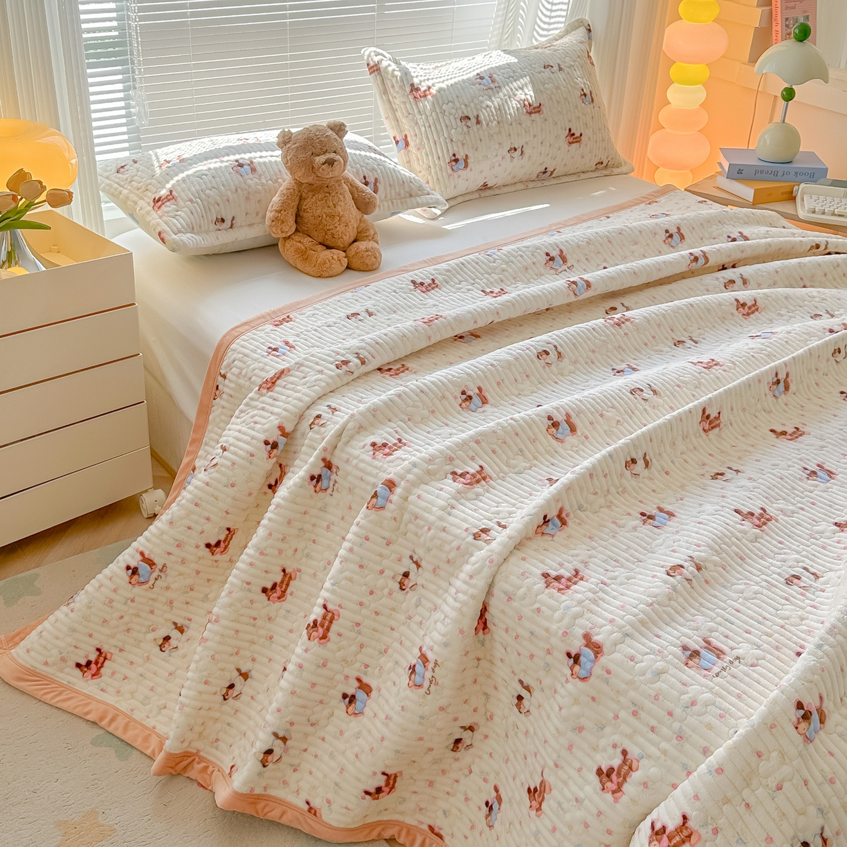 91家纺网 家纺一手货源 找家纺 慕晨 2025新款高克重牛奶绒印花豆豆绒夹棉床盖三件被套四件套 调皮狗