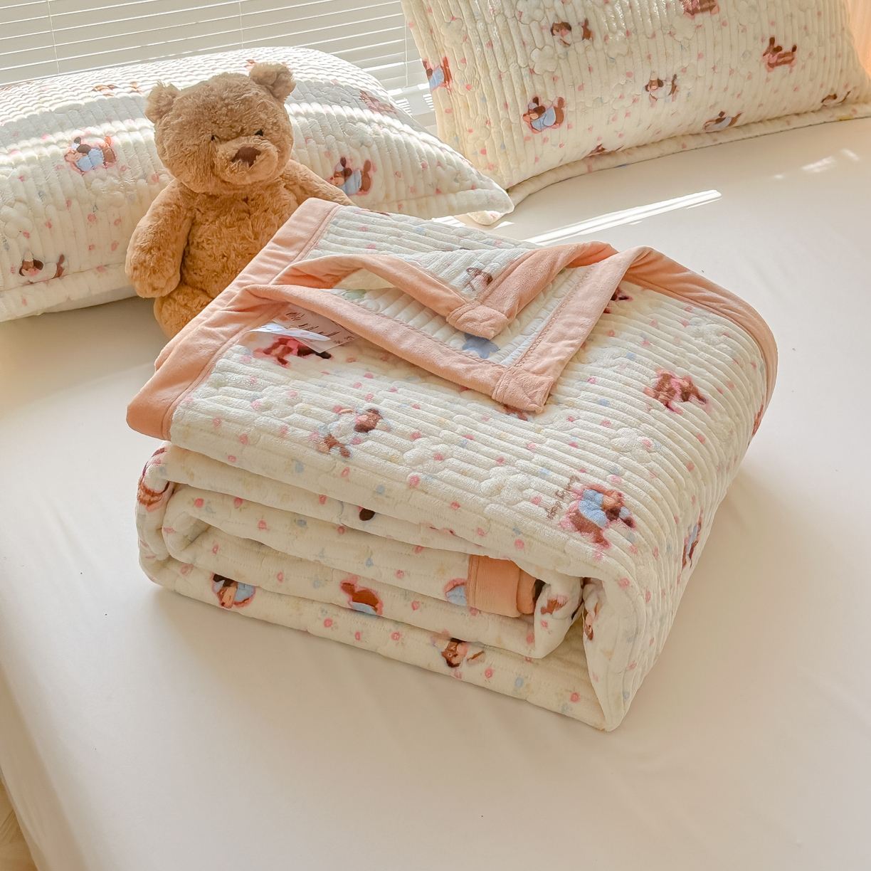 91家纺网 家纺一手货源 找家纺 慕晨 2025新款高克重牛奶绒印花豆豆绒夹棉床盖三件被套四件套 调皮狗