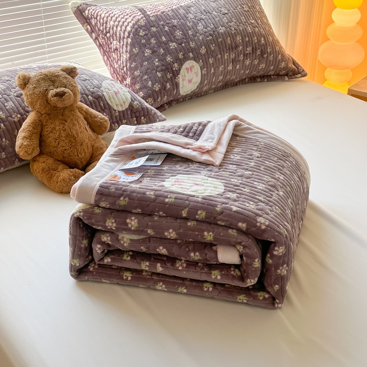 91家纺网 家纺一手货源 找家纺 慕晨 2025新款高克重牛奶绒印花豆豆绒夹棉床盖三件被套四件套 韩式小花