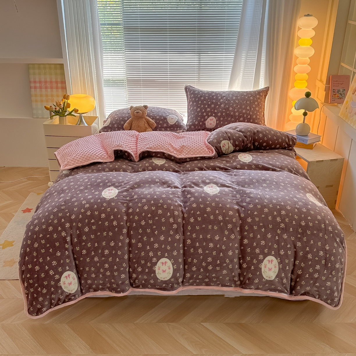 91家纺网 家纺一手货源 找家纺 慕晨 2025新款高克重牛奶绒印花豆豆绒夹棉床盖三件被套四件套 韩式小花