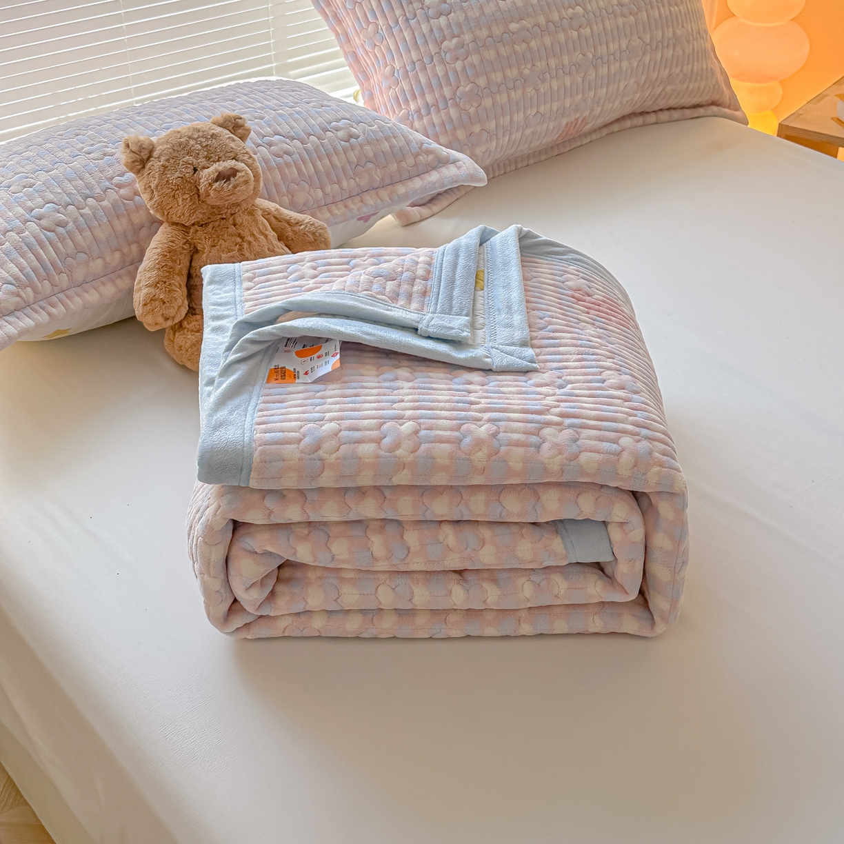 91家纺网 家纺一手货源 找家纺 慕晨 2025新款高克重牛奶绒印花豆豆绒夹棉床盖三件被套四件套 蝴蝶酥