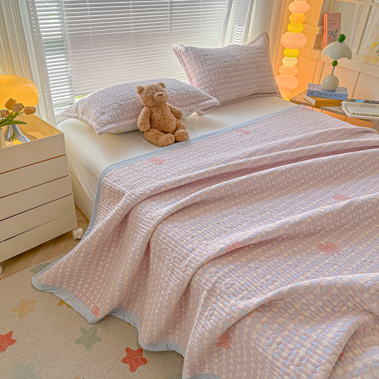 91家纺网 家纺一手货源 找家纺 慕晨 2025新款高克重牛奶绒印花豆豆绒夹棉床盖三件被套四件套 蝴蝶酥