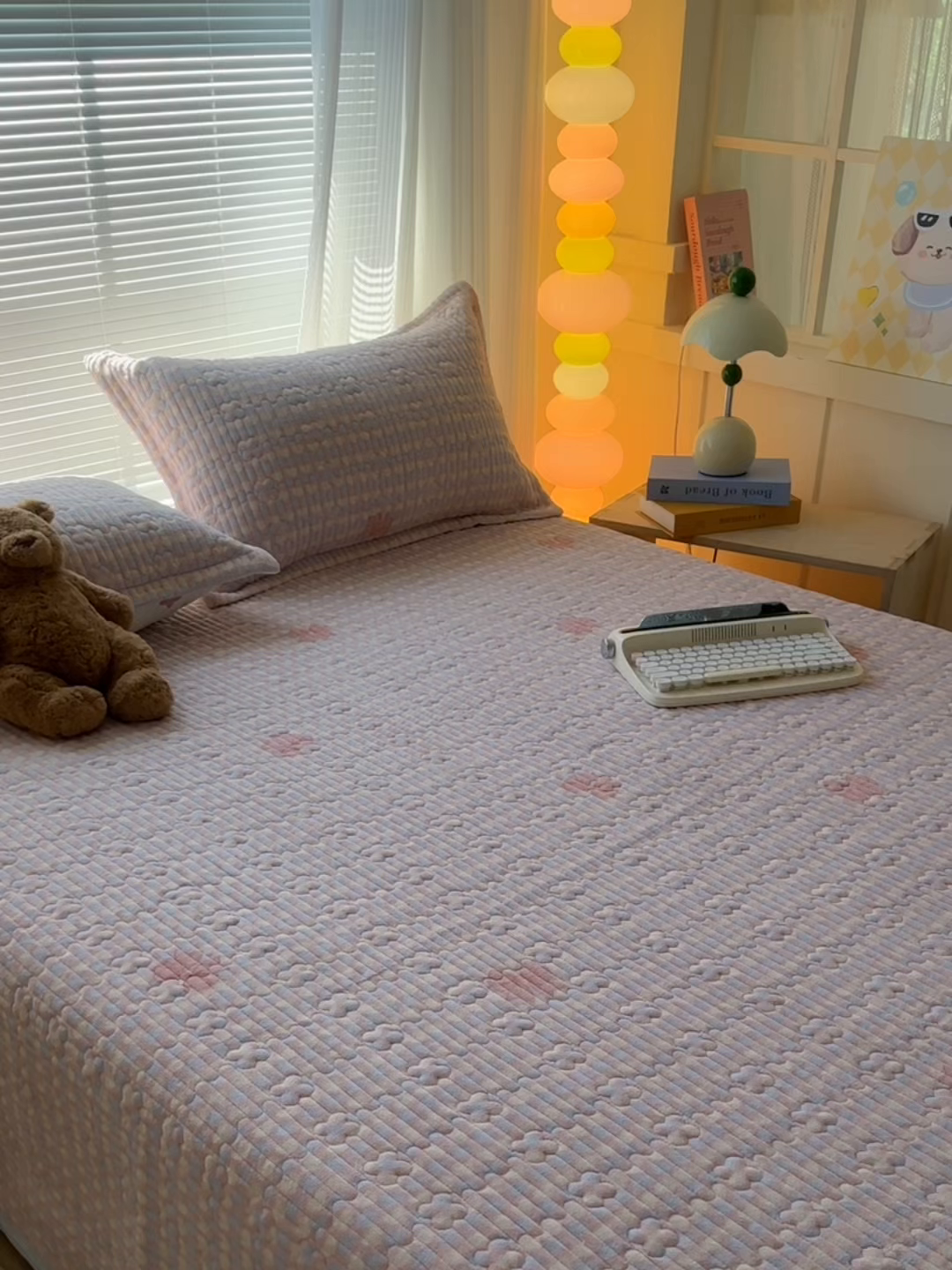 91家纺网 家纺一手货源 找家纺 慕晨 2025新款高克重牛奶绒印花豆豆绒夹棉床盖三件被套四件套 蝴蝶酥