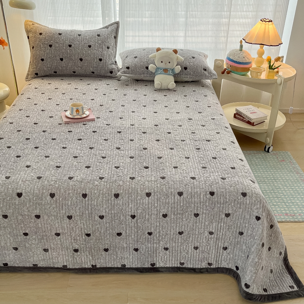 91家纺网 家纺一手货源 找家纺 慕晨 2025新款高克重牛奶绒印花豆豆绒夹棉床盖三件被套四件套 灰色爱心