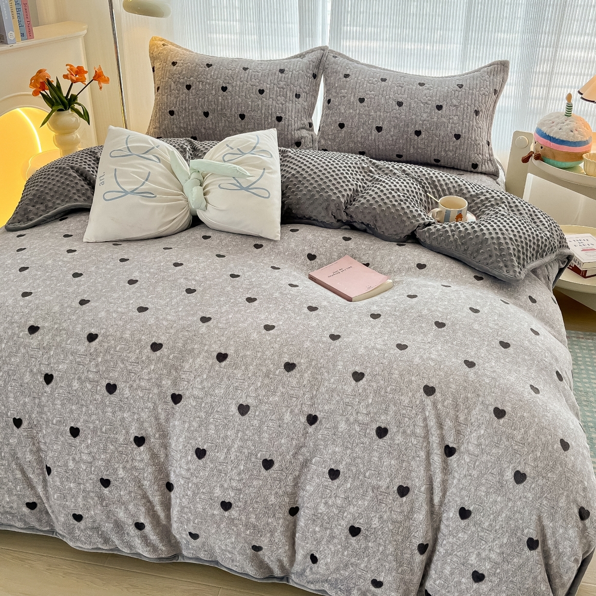 91家纺网 家纺一手货源 找家纺 慕晨 2025新款高克重牛奶绒印花豆豆绒夹棉床盖三件被套四件套 灰色爱心