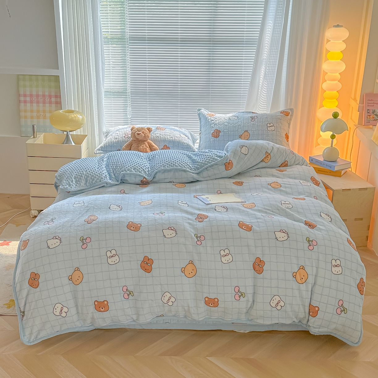 91家纺网 家纺一手货源 找家纺 慕晨 2025新款高克重牛奶绒印花豆豆绒夹棉床盖三件被套四件套 蓝格小熊