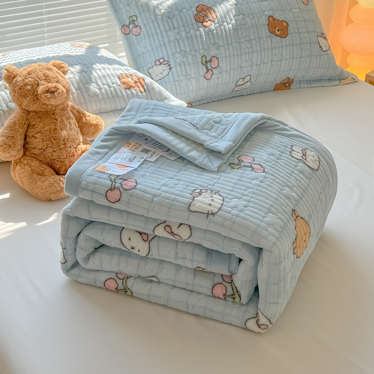 91家纺网 家纺一手货源 找家纺 慕晨 2025新款高克重牛奶绒印花豆豆绒夹棉床盖三件被套四件套 蓝格小熊