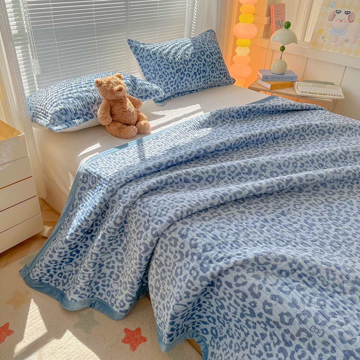 91家纺网 家纺一手货源 找家纺 慕晨 2025新款高克重牛奶绒印花豆豆绒夹棉床盖三件被套四件套 蓝色豹纹