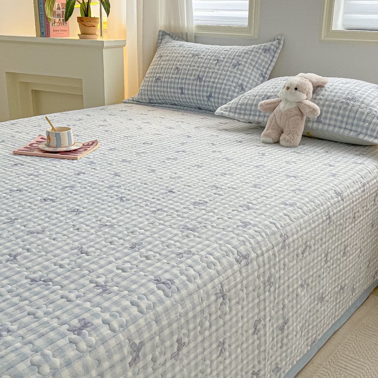 91家纺网 家纺一手货源 找家纺 慕晨 2025新款高克重牛奶绒印花豆豆绒夹棉床盖三件被套四件套 蓝色蝴蝶结