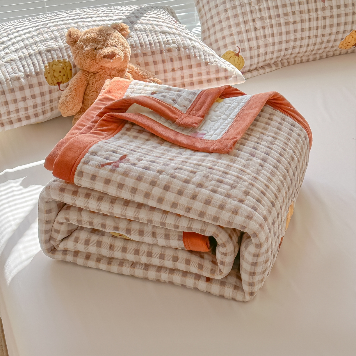 91家纺网 家纺一手货源 找家纺 慕晨 2025新款高克重牛奶绒印花豆豆绒夹棉床盖三件被套四件套 南瓜派