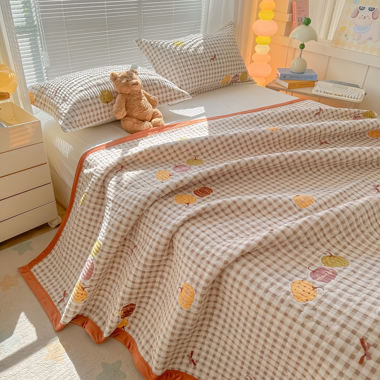 91家纺网 家纺一手货源 找家纺 慕晨 2025新款高克重牛奶绒印花豆豆绒夹棉床盖三件被套四件套 南瓜派