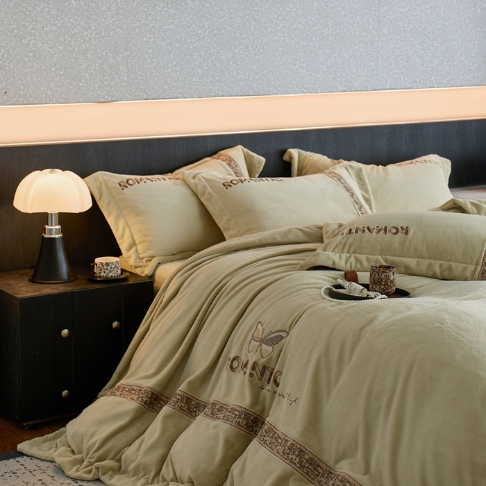 91家纺网 家纺一手货源 找家纺 瑞雪家居 2025新款270克全消光牛奶绒系列四件套-克罗地亚 克罗地亚-浅绿