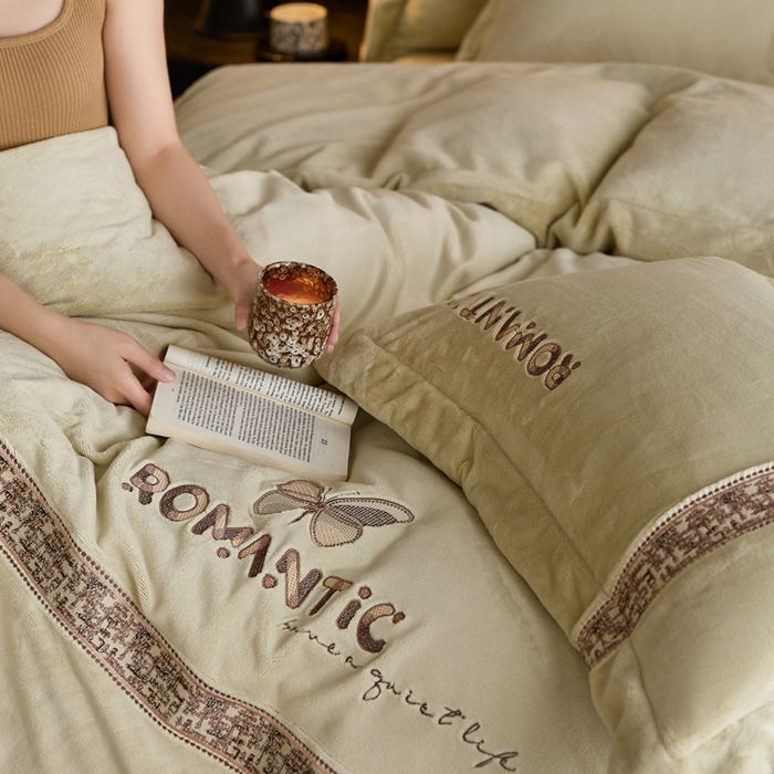 91家纺网 家纺一手货源 找家纺 瑞雪家居 2025新款270克全消光牛奶绒系列四件套-克罗地亚 克罗地亚-浅绿