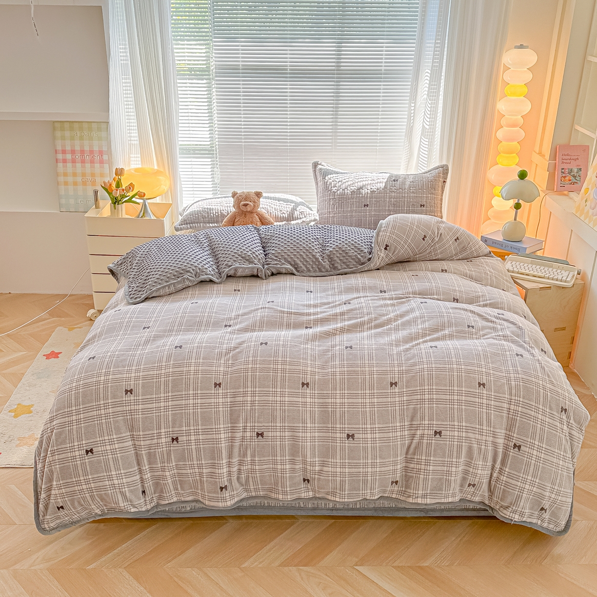 91家纺网 家纺一手货源 找家纺 慕晨 2025新款高克重牛奶绒印花豆豆绒夹棉床盖三件被套四件套 千鸟格蝴蝶结