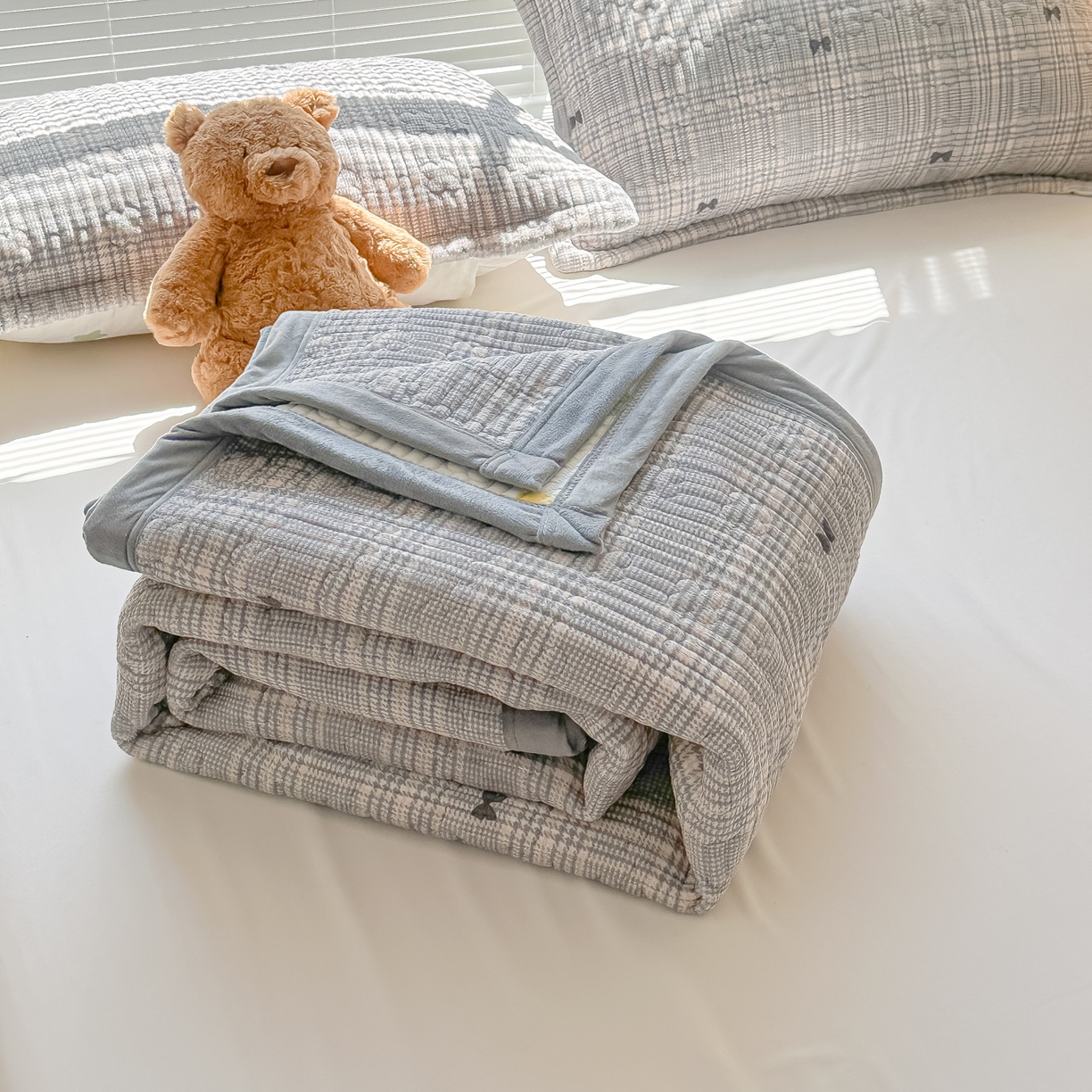 91家纺网 家纺一手货源 找家纺 慕晨 2025新款高克重牛奶绒印花豆豆绒夹棉床盖三件被套四件套 千鸟格蝴蝶结