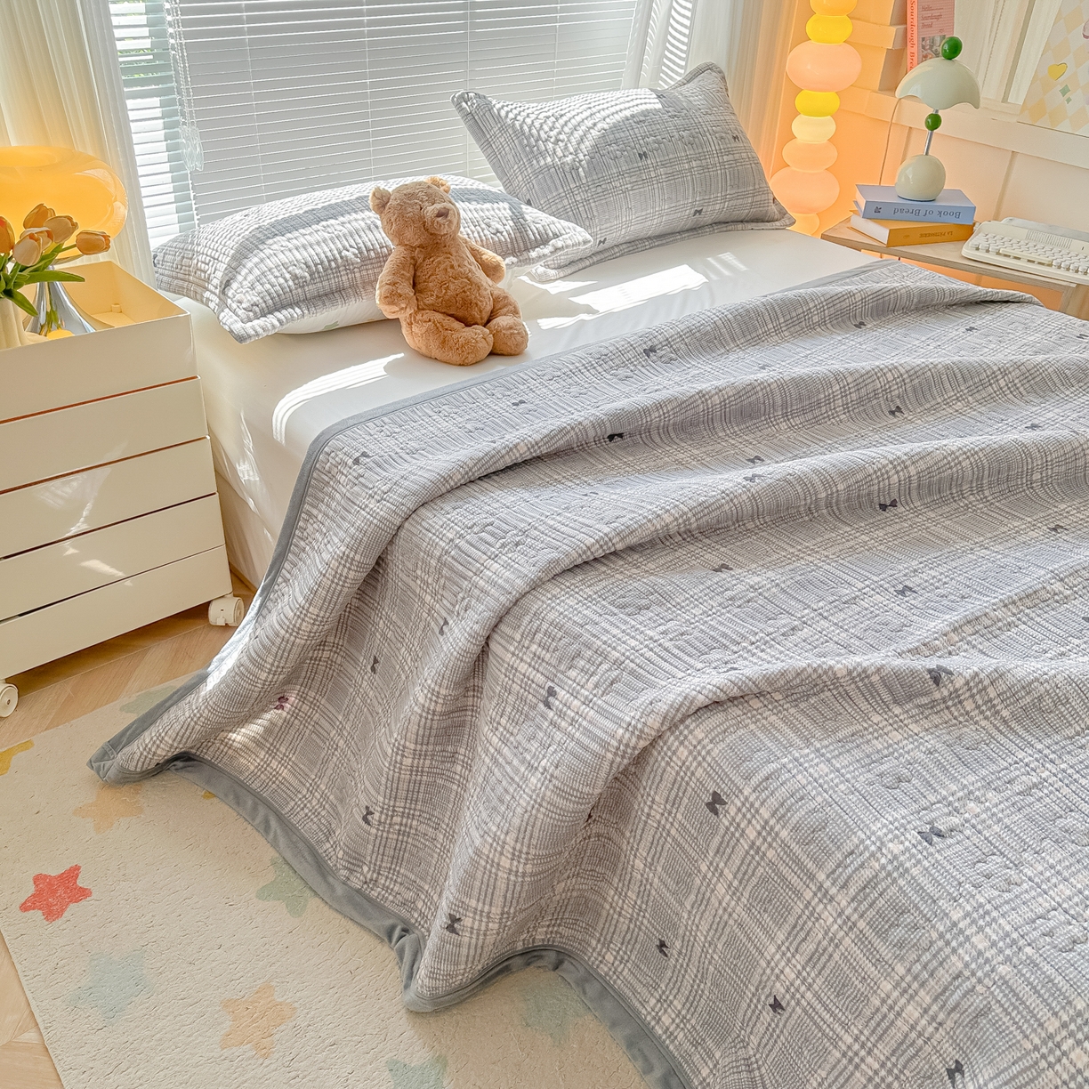 91家纺网 家纺一手货源 找家纺 慕晨 2025新款高克重牛奶绒印花豆豆绒夹棉床盖三件被套四件套 千鸟格蝴蝶结