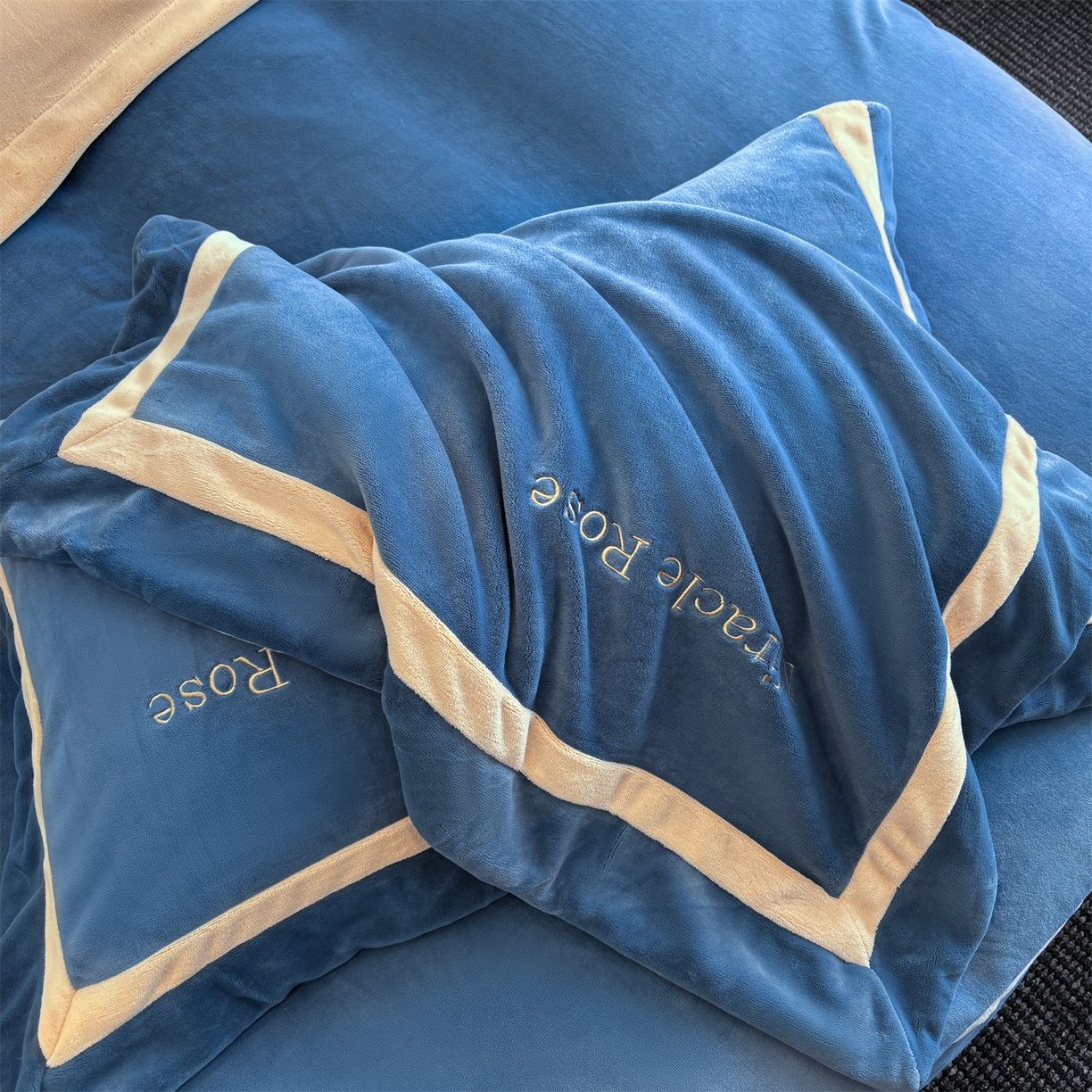 91家纺网 家纺一手货源 找家纺 （总）笙意家纺 2025新款A类加厚牛奶绒轻奢宽边四件套-威登