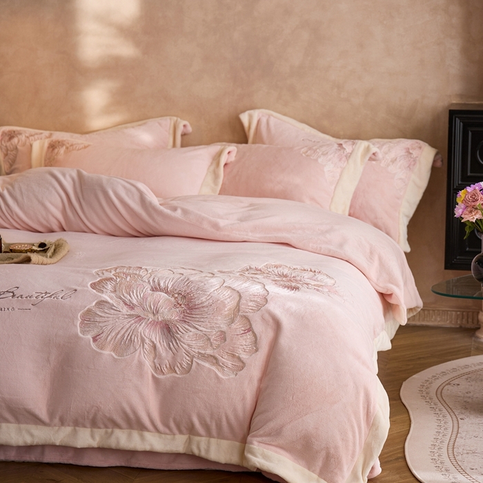 91家纺网 家纺一手货源 找家纺 （总）瑞雪家居 2025新款270克全消光牛奶绒系列四件套-罗浮花影