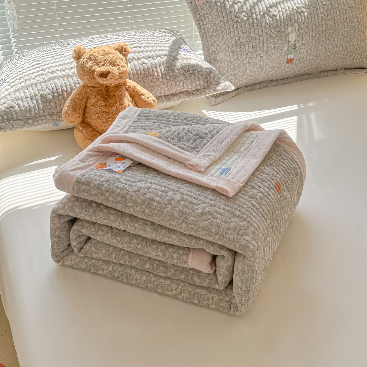 91家纺网 家纺一手货源 找家纺 慕晨 2025新款高克重牛奶绒印花豆豆绒夹棉床盖三件被套四件套 碎花小兔