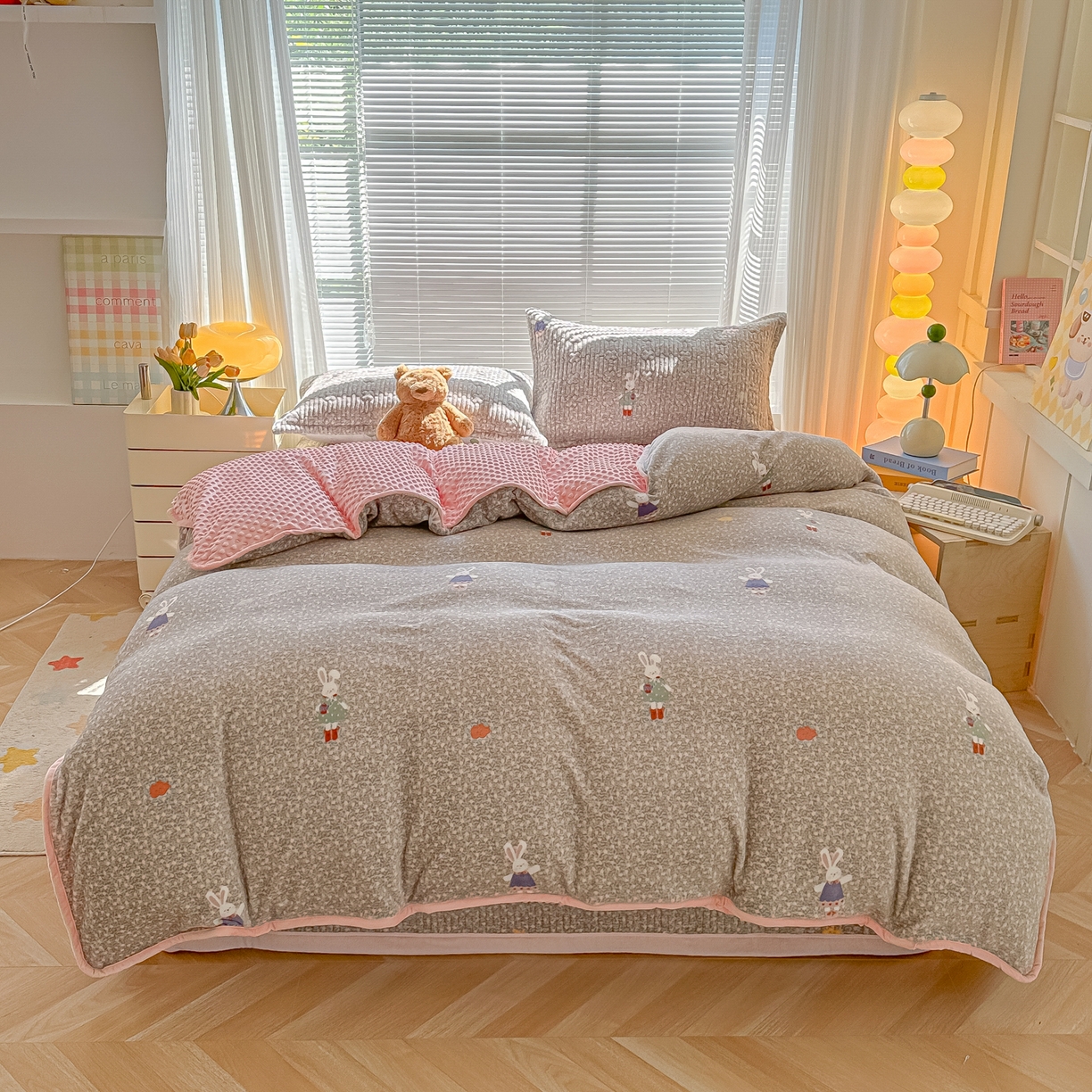 91家纺网 家纺一手货源 找家纺 慕晨 2025新款高克重牛奶绒印花豆豆绒夹棉床盖三件被套四件套 碎花小兔