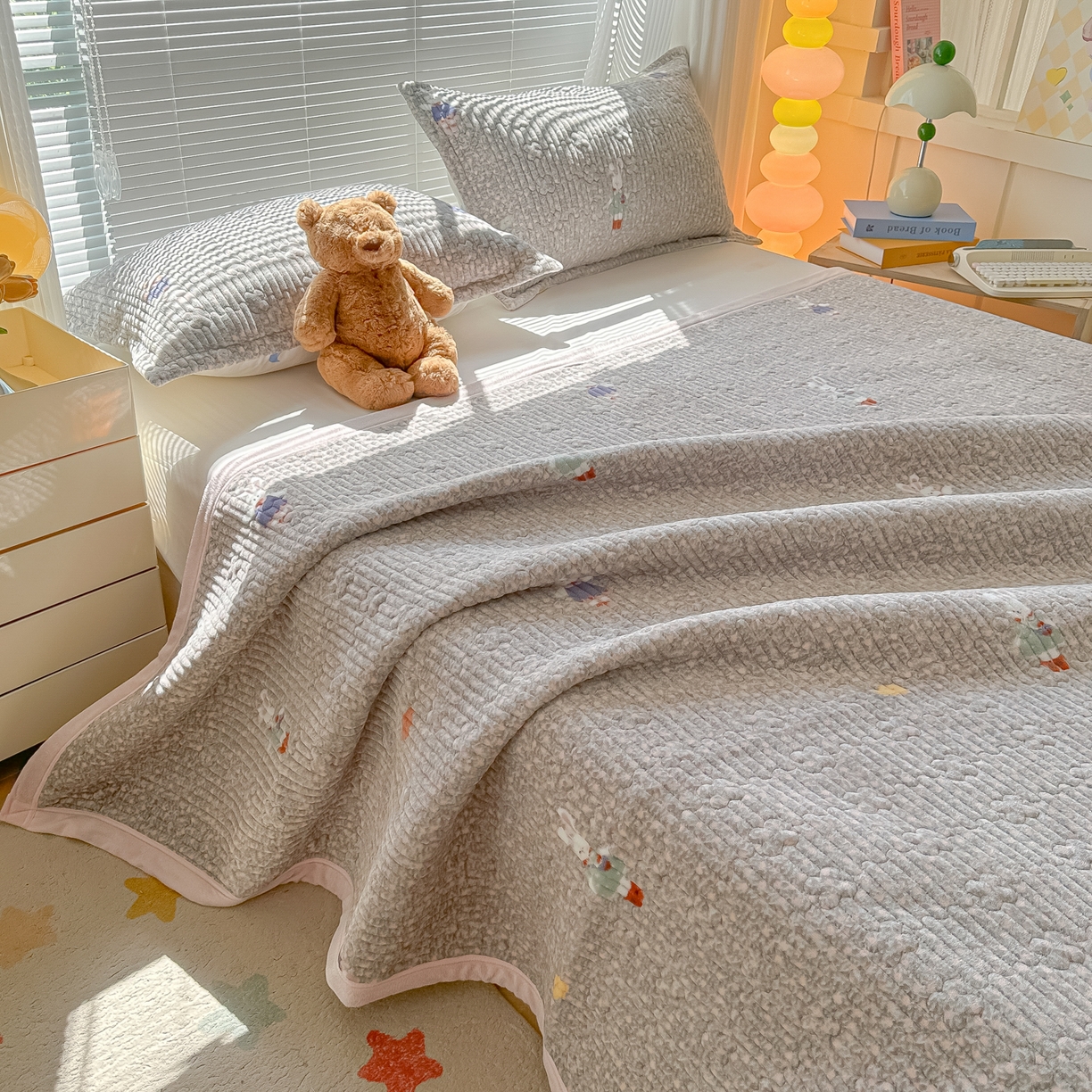 91家纺网 家纺一手货源 找家纺 慕晨 2025新款高克重牛奶绒印花豆豆绒夹棉床盖三件被套四件套 碎花小兔