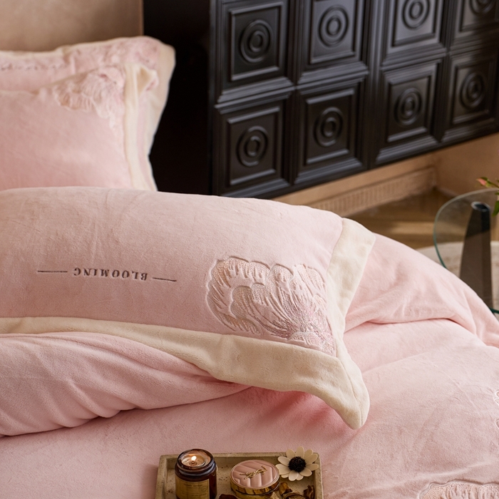 91家纺网 家纺一手货源 找家纺 瑞雪家居 2025新款270克全消光牛奶绒系列四件套-罗浮花影 罗浮花影-梦想粉