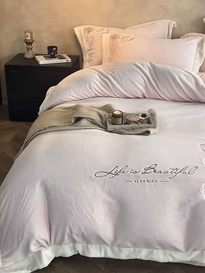 91家纺网 家纺一手货源 找家纺 瑞雪家居 2025新款270克全消光牛奶绒系列四件套-罗浮花影 罗浮花影-梦想粉