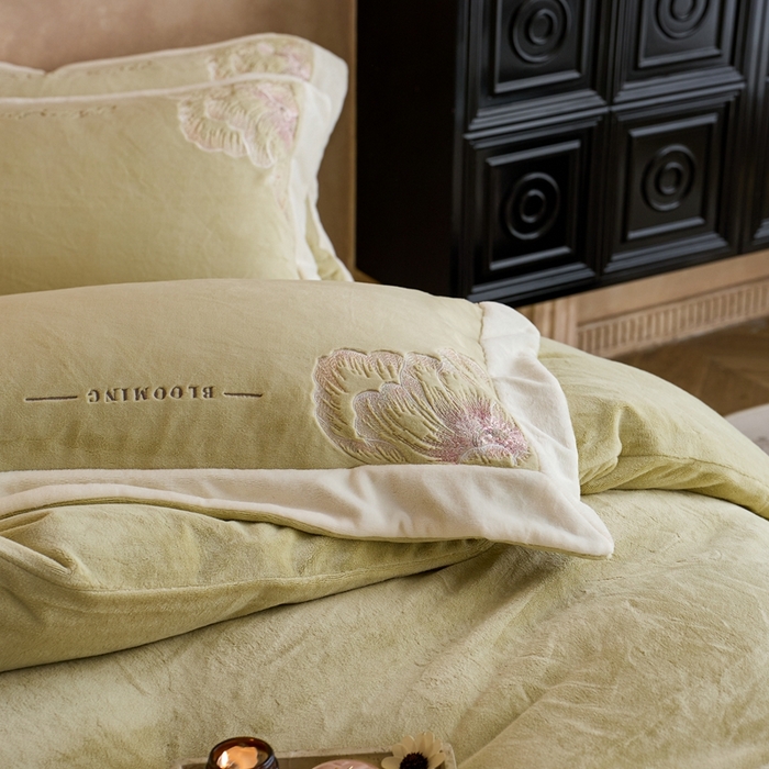 91家纺网 家纺一手货源 找家纺 瑞雪家居 2025新款270克全消光牛奶绒系列四件套-罗浮花影 罗浮花影-浅绿