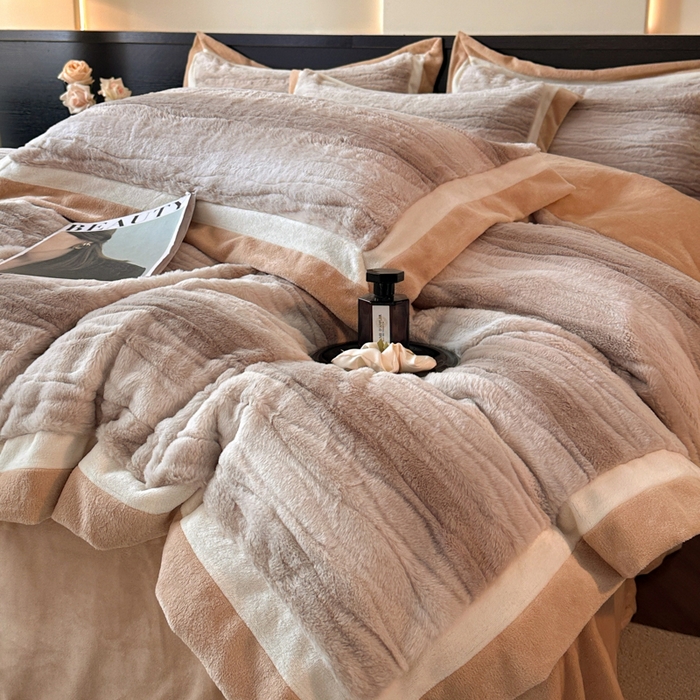 91家纺网 家纺一手货源 找家纺 绘萱家居 2025新款亲肤舒适双拼边雕花兔毛绒四件套-爱丁堡 爱丁堡-灰咖