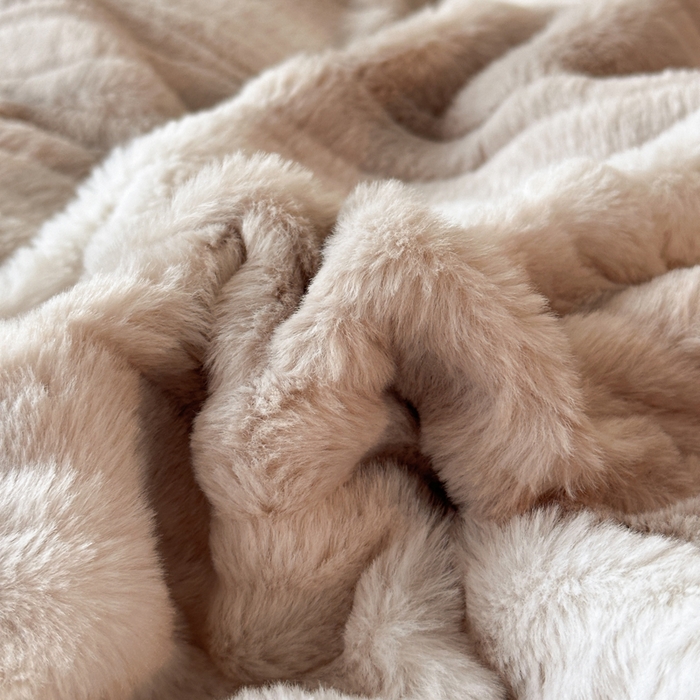 91家纺网 家纺一手货源 找家纺 绘萱家居 2025新款亲肤舒适双拼边雕花兔毛绒四件套-爱丁堡 爱丁堡-灰咖