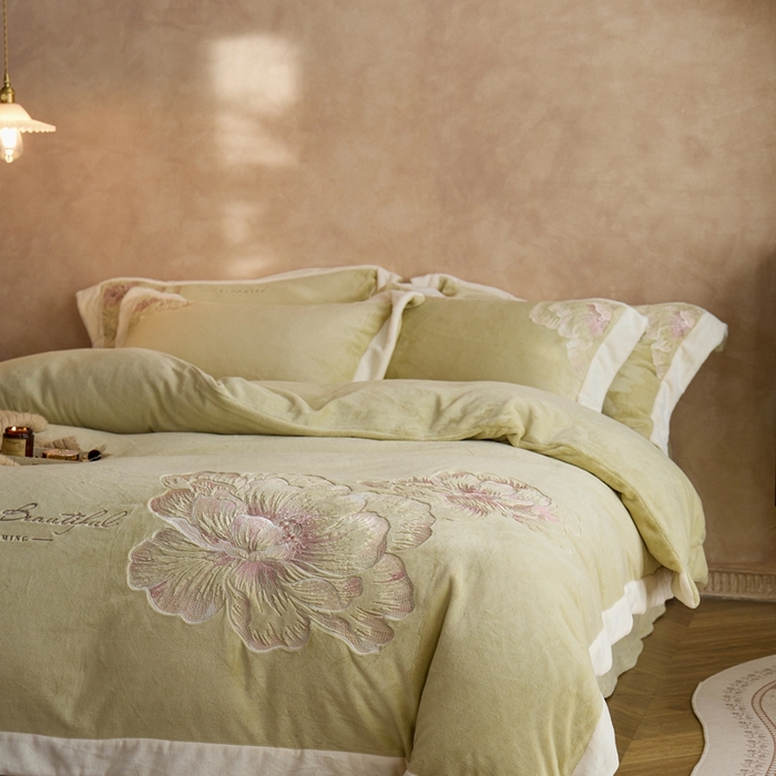 91家纺网 家纺一手货源 找家纺 瑞雪家居 2025新款270克全消光牛奶绒系列四件套-罗浮花影 罗浮花影-浅绿