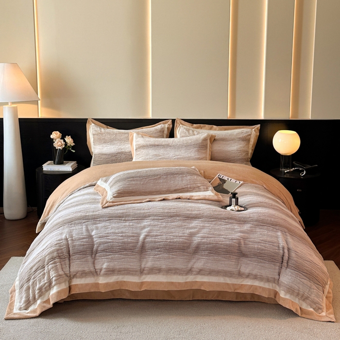 91家纺网 家纺一手货源 找家纺 绘萱家居 2025新款亲肤舒适双拼边雕花兔毛绒四件套-爱丁堡 爱丁堡-灰咖