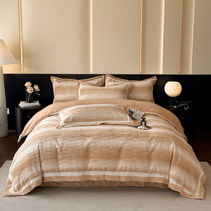 91家纺网 家纺一手货源 找家纺 绘萱家居 2025新款亲肤舒适双拼边雕花兔毛绒四件套-爱丁堡 爱丁堡-卡其