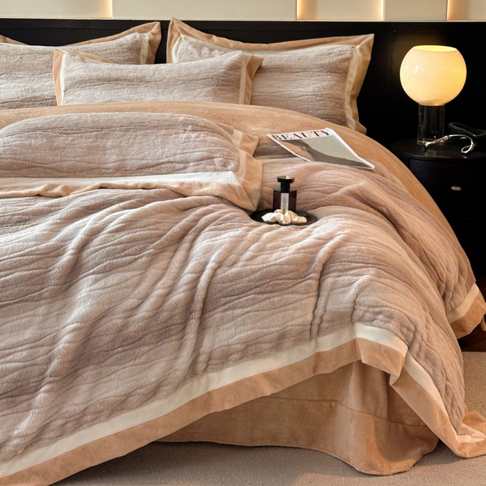 91家纺网 家纺一手货源 找家纺 绘萱家居 2025新款亲肤舒适双拼边雕花兔毛绒四件套-爱丁堡 爱丁堡-灰咖