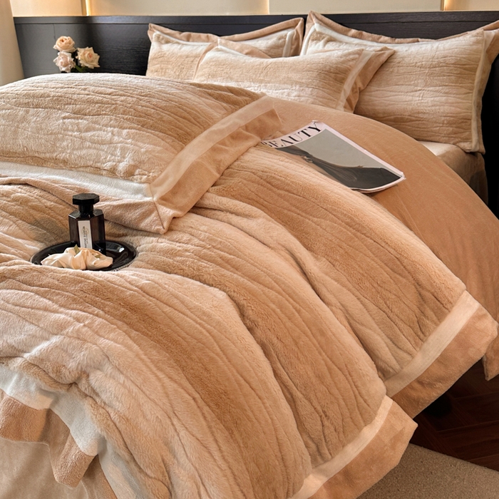 91家纺网 家纺一手货源 找家纺 绘萱家居 2025新款亲肤舒适双拼边雕花兔毛绒四件套-爱丁堡 爱丁堡-卡其