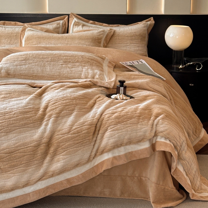 91家纺网 家纺一手货源 找家纺 绘萱家居 2025新款亲肤舒适双拼边雕花兔毛绒四件套-爱丁堡 爱丁堡-卡其