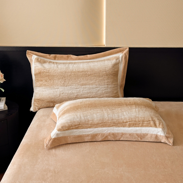 91家纺网 家纺一手货源 找家纺 绘萱家居 2025新款亲肤舒适双拼边雕花兔毛绒四件套-爱丁堡 爱丁堡-卡其