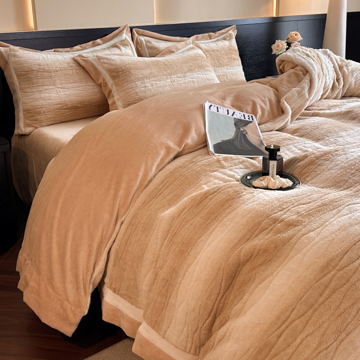 91家纺网 家纺一手货源 找家纺 绘萱家居 2025新款亲肤舒适双拼边雕花兔毛绒四件套-爱丁堡 爱丁堡-卡其