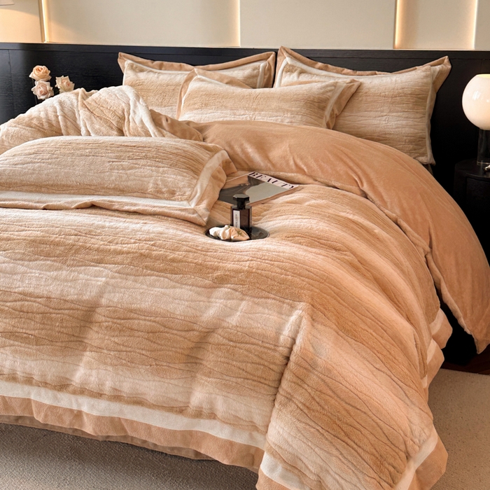 91家纺网 家纺一手货源 找家纺 绘萱家居 2025新款亲肤舒适双拼边雕花兔毛绒四件套-爱丁堡 爱丁堡-卡其