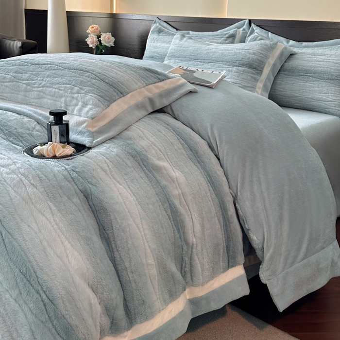 91家纺网 家纺一手货源 找家纺 绘萱家居 2025新款亲肤舒适双拼边雕花兔毛绒四件套-爱丁堡 爱丁堡-蓝