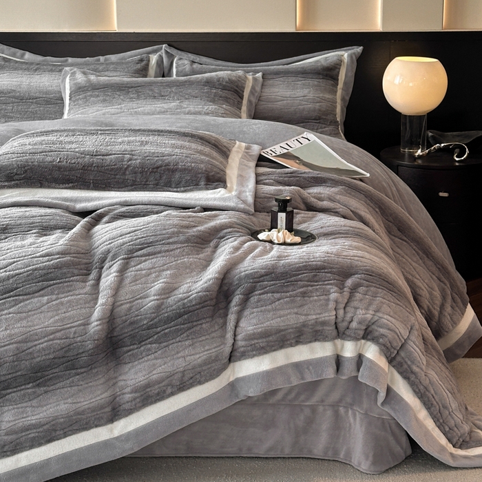 91家纺网 家纺一手货源 找家纺 绘萱家居 2025新款亲肤舒适双拼边雕花兔毛绒四件套-爱丁堡 爱丁堡-灰