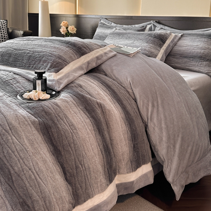 91家纺网 家纺一手货源 找家纺 绘萱家居 2025新款亲肤舒适双拼边雕花兔毛绒四件套-爱丁堡 爱丁堡-灰