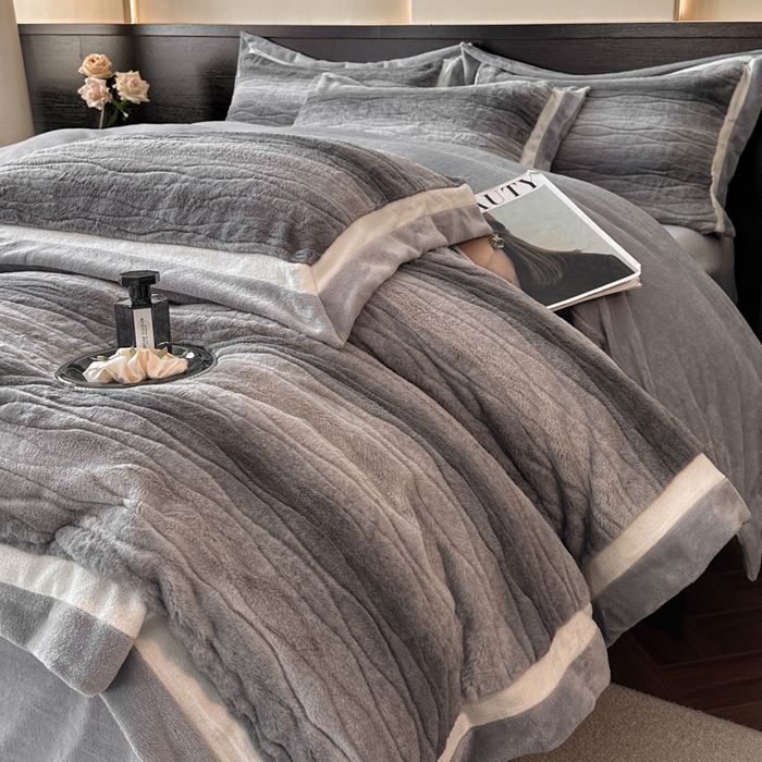 91家纺网 家纺一手货源 找家纺 绘萱家居 2025新款亲肤舒适双拼边雕花兔毛绒四件套-爱丁堡 爱丁堡-灰